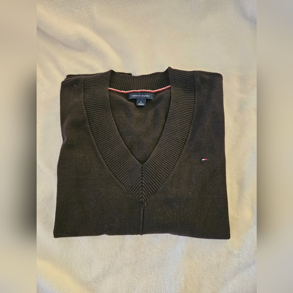 NWOT Tommy Hilfiger V-neck Knit Sweater - Picture 4 of 10